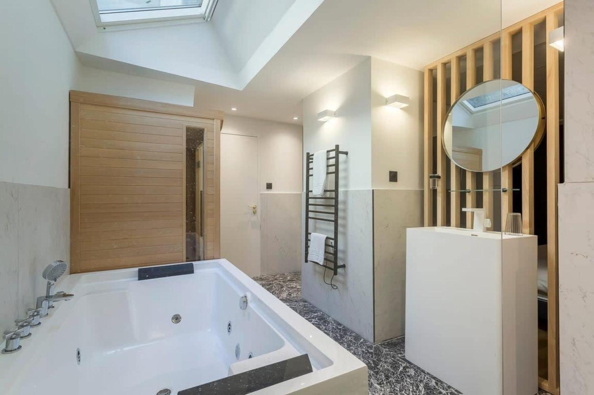 Victor Hugo Romantic Suite - Sauna Et Balneo Lyon Exterior photo